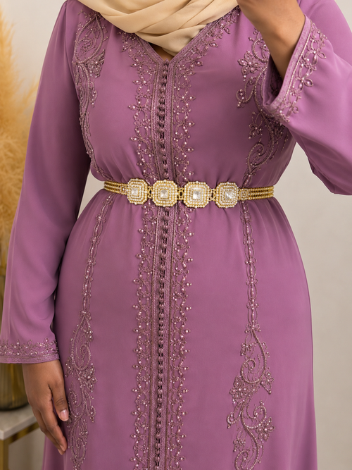 Kaftan Altrosa – Detailansicht Stickerei und Gürtel