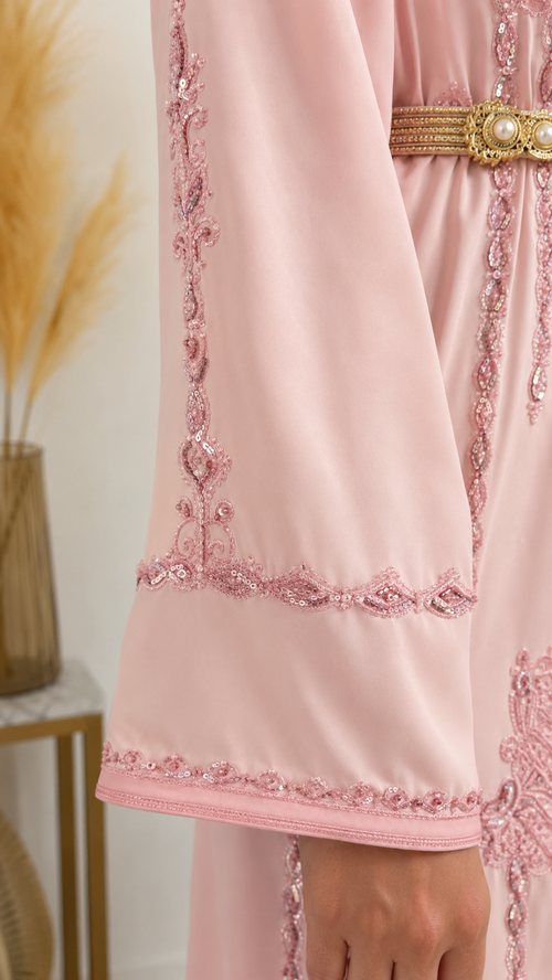 Kaftan Rosé Ton-in-Ton Stickerei – Detail Ärmel