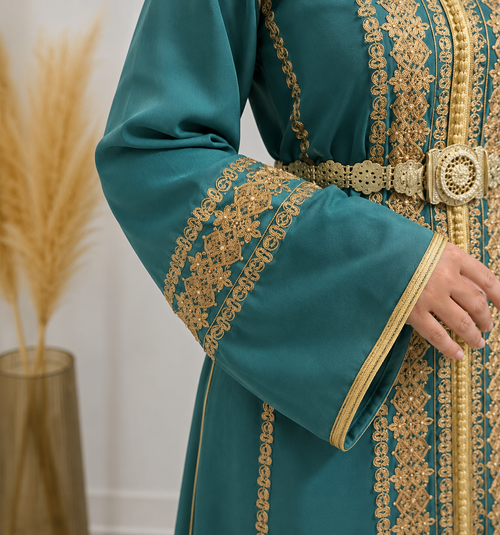 Kaftan Smaragd – Detail Ärmelstickerei und Gürtel