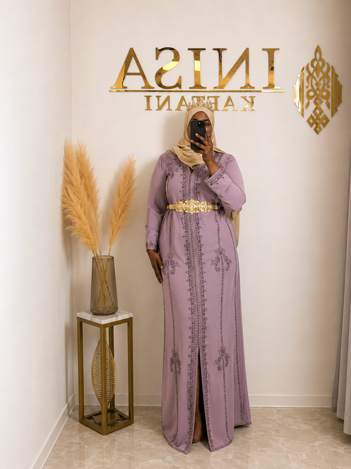 Kaftan Flieder – Frontansicht mit goldenem Gürtel