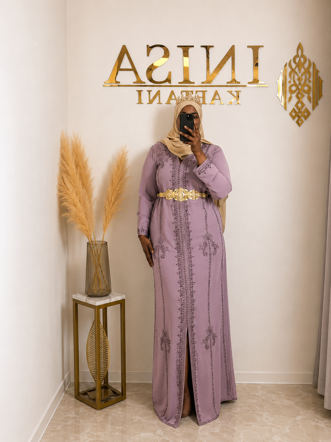 Kaftan Flieder – Frontansicht mit goldenem Gürtel