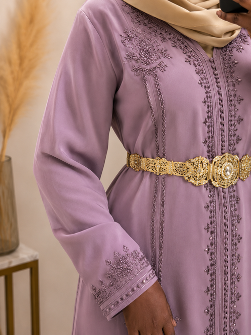 Kaftan Flieder – Detail Ton-in-Ton Stickerei