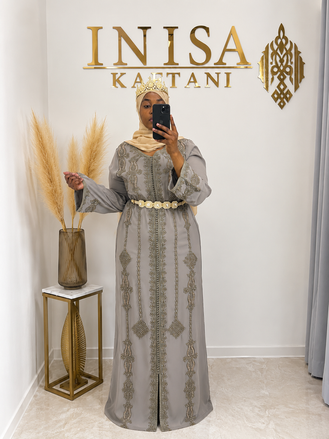 Kaftan Perlgrau – Frontansicht mit silberner Stickerei