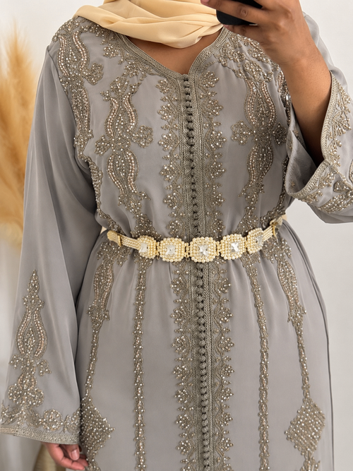 Kaftan Perlgrau – Detail der silbernen Perlen- und Paillettenstickerei
