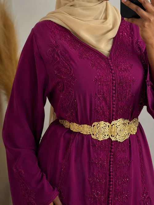 Kaftan Magenta – Detail Stickerei und Gürtel